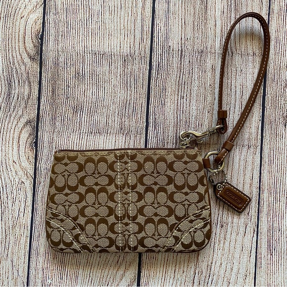 Coach Signature C Pattern Jacquard Canvas Clutch Wristlet - Picture 2 of 9